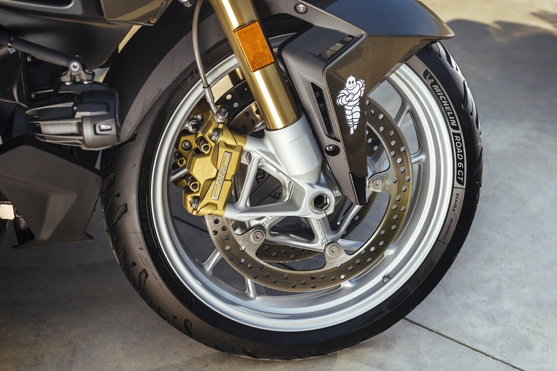  Pneumatika MICHELIN® Road 6 GT stelesňuje dve desaťročia neustálych inovácií a technológií MICHELIN z najvyššej úrovne odborných znalostí.